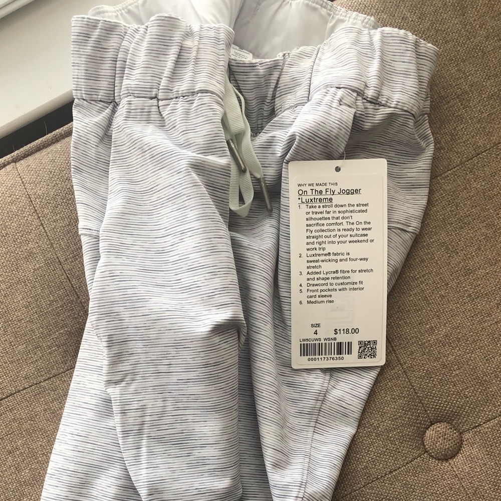 lululemon on the fly jogger luxtreme size 4 (S)